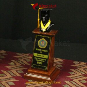 Plakat Kayu Figur Wisuda 