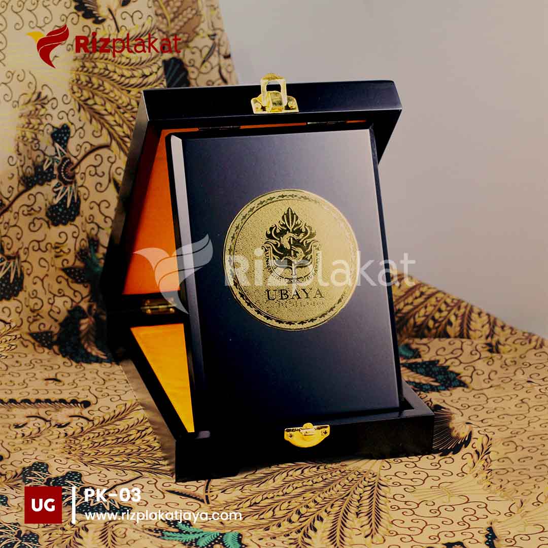Plakat Kayu UBAYA