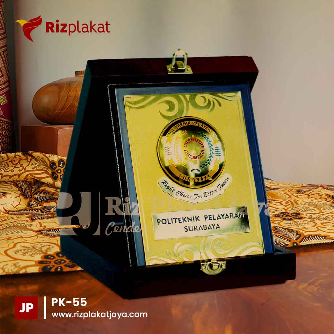 Plakat Kayu Universitas Muhammadiyah Sidoarjo